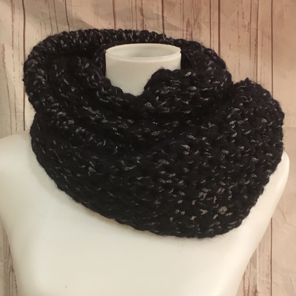 Club Monaco Circle Infinity chunky knit Scarf